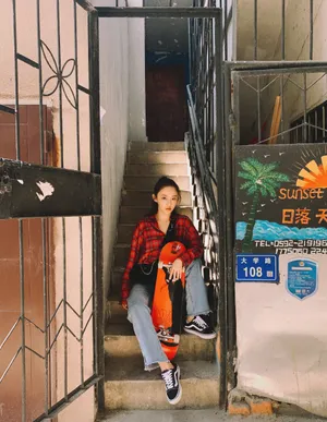 吴佳怡甜酷滑板女孩图片_2