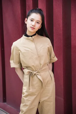 张婧仪驼色工装写真图片