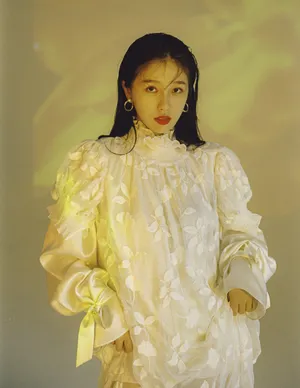 虞书欣白裙优雅光影写真图片_2