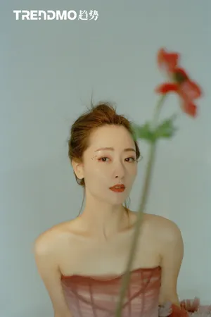 白冰抹胸裙性感写真图片