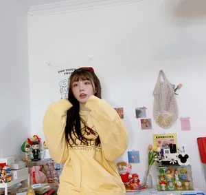 张馨文黄色卫衣性感图片_7