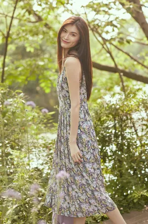 何穗吊带碎花裙性感写真图片