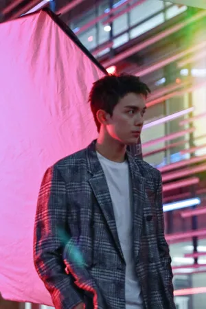 吴磊银色格纹西装写真图片_1
