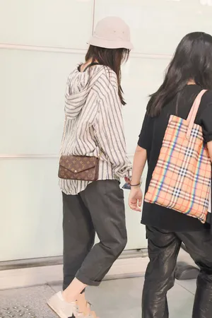 迪丽热巴休闲日系风机场私服图片_5