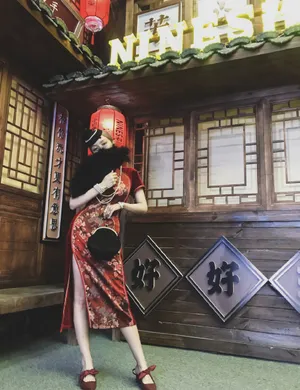 周扬青旗袍装性感图片