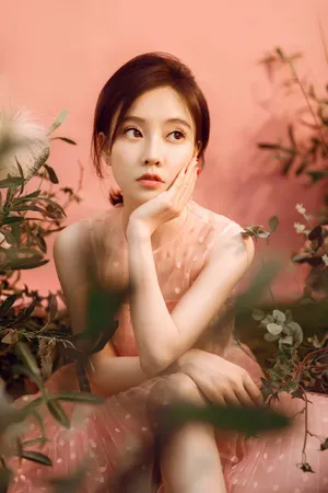 冯提莫粉裙性感优雅写真图片_2