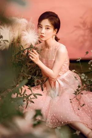 冯提莫粉裙性感优雅写真图片_5