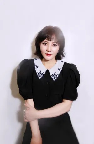 陶红黑色裙装性感气质写真