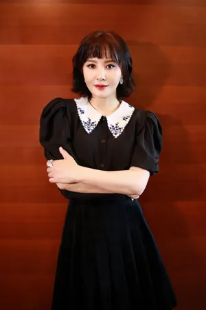 陶红黑色裙装性感气质写真