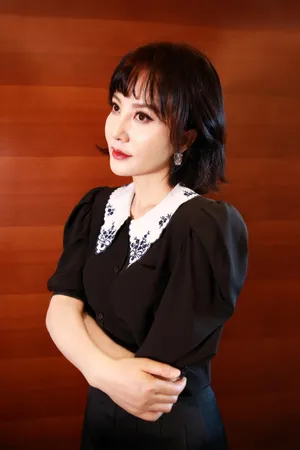 陶红黑色裙装性感气质写真_2