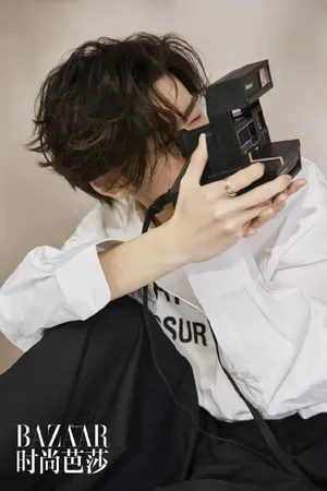 小鬼王琳凯白衫洒脱写真图片