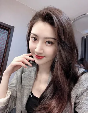 景甜格纹西装甜酷自拍图片