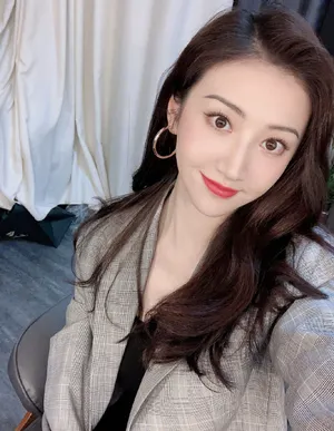 景甜格纹西装甜酷自拍图片