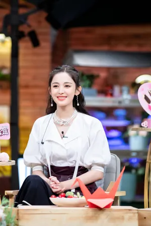 古力娜扎复古珍珠项链剧照图片
