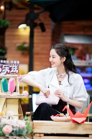 古力娜扎复古珍珠项链剧照图片_5