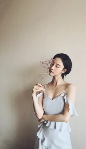 刘丁菡白色吊带裙性感写真图片