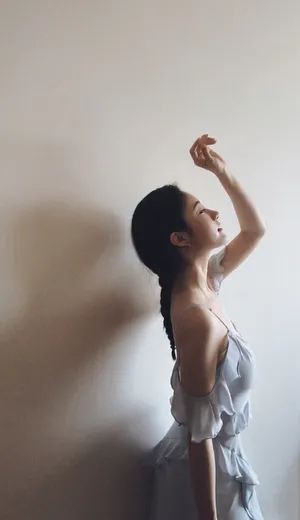 刘丁菡白色吊带裙性感写真图片_2