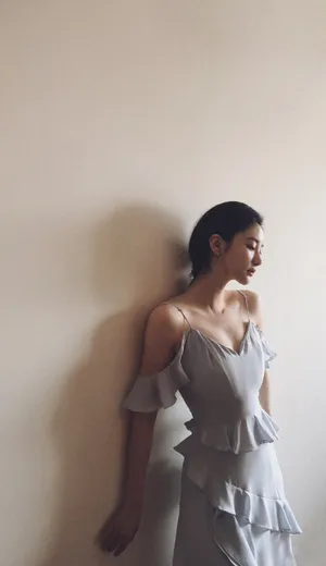刘丁菡白色吊带裙性感写真图片_3