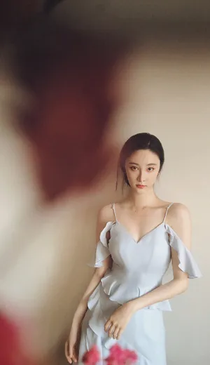 刘丁菡白色吊带裙性感写真图片_5