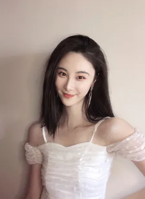 刘丁菡白色吊带裙性感写真图片_6