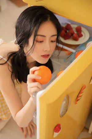 章乐韵格子吊带裙性感写真图片_2