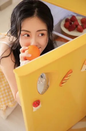 章乐韵格子吊带裙性感写真图片_3