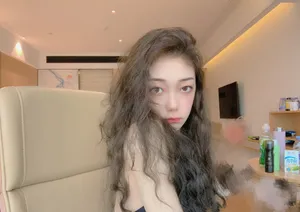 希林娜依·高卷发甜美自拍图片_1