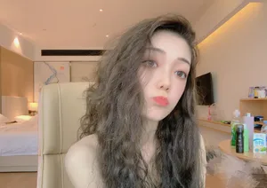 希林娜依·高卷发甜美自拍图片_1