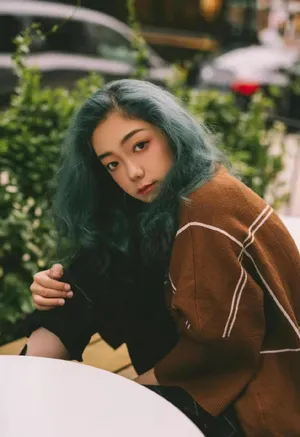 希林娜依·高绿发甜酷生活照图片_1