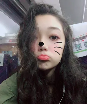 希林娜依·高可爱俏皮自拍图片