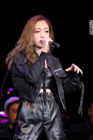 希林娜依·高黑色皮衣性感舞台照图片_7
