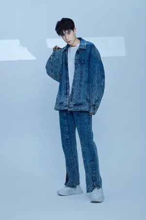 胡一天蓝色牛仔帅气写真图片