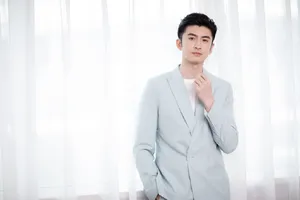 张云龙蓝色西装帅气写真图片_3