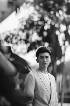 张云龙蓝色西装帅气写真图片_4