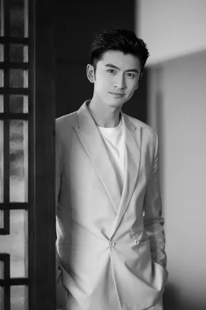 张云龙蓝色西装帅气写真图片_5