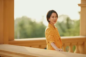 海清明黄色造型优雅写真图片_1