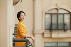 海清明黄色造型优雅写真图片_2