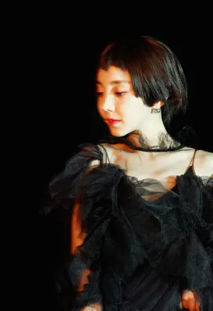 马梦乔黑色纱裙妩媚写真图片