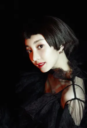 马梦乔黑色纱裙妩媚写真图片