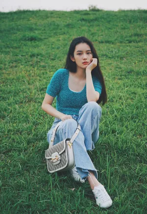 周也露脐装清爽甜美写真图片