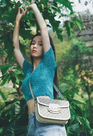 周也露脐装清爽甜美写真图片