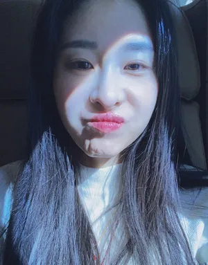张碧晨长发俏皮自拍照图片