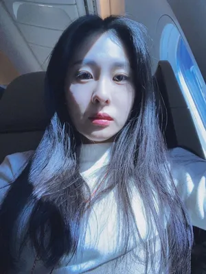 张碧晨长发俏皮自拍照图片_3