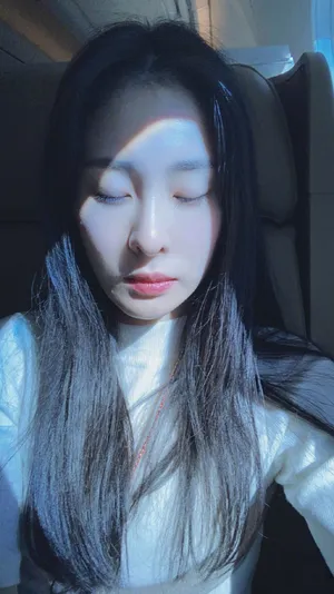 张碧晨长发俏皮自拍照图片_4