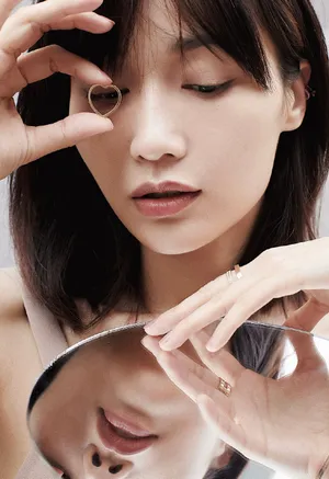 田沅白衫温柔恬静写真图片