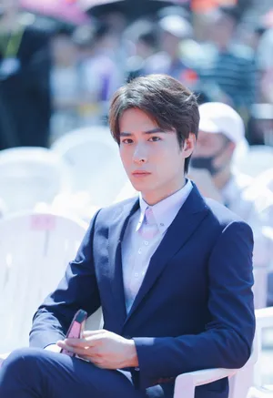 吴昊泽蓝色西服帅气活动照图片_3
