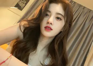 鞠婧祎卷发性感自拍照图片
