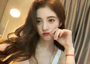 鞠婧祎卷发性感自拍照图片