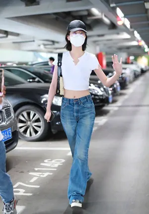 乔欣露脐性感私服机场图片
