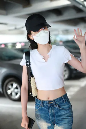 乔欣露脐性感私服机场图片_4